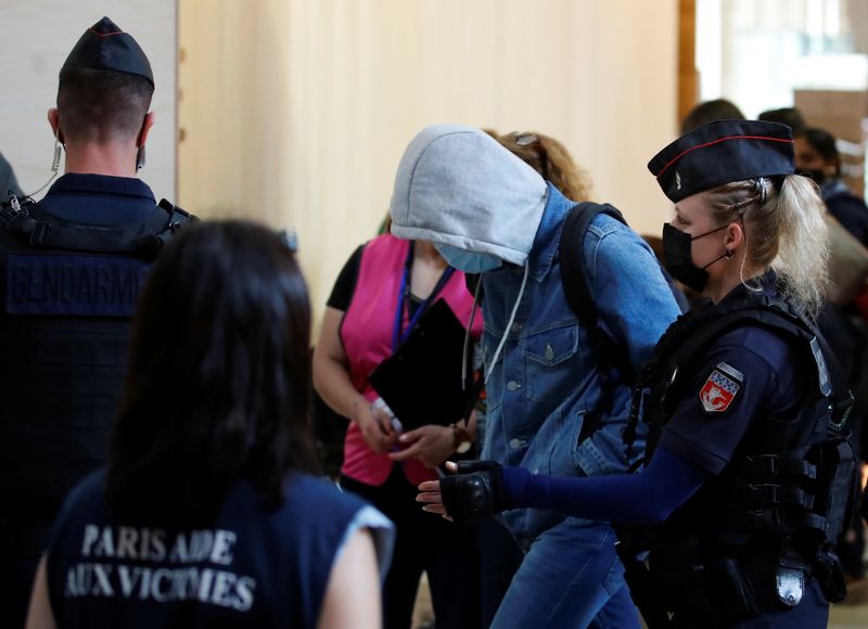 &copy; Reuters. المتهم الرئيسي في هجمات باريس 2015 في حراسة الشرطة الفرنسية قبل بدء جلسة محاكمة في باريس يوم الخميس. تصوير: جونزالو فوينتس - رويترز. 
