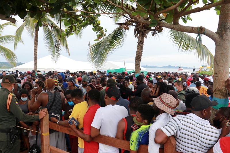 &copy; Reuters. Foto del jueves de migrantes que buscan llegar a Panamá para establecerse en EEUU esperando para viajar en la localidad colombiana de Necocli
Sep 9, 2021. REUTERS/Henry Esquivel