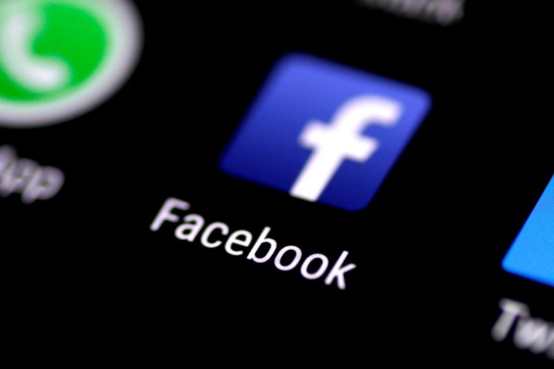 &copy; Reuters. FILE PHOTO: FILE PHOTO: The Facebook app is seen on a phone screen August 3, 2017. REUTERS/Thomas White/File Photo/File Photo