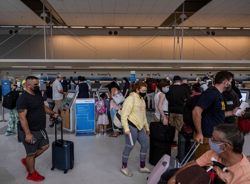 © Reuters. FILE PHOTO: Travellers make their way to the gates at Detroit Metropolitan Wayne County Airport, as domestic travel picks up across the United States as the coronavirus disease (COVID-19) case numbers drop, in Detroit, Michigan, U.S. June 12, 2021. REUTERS/Seth Herald