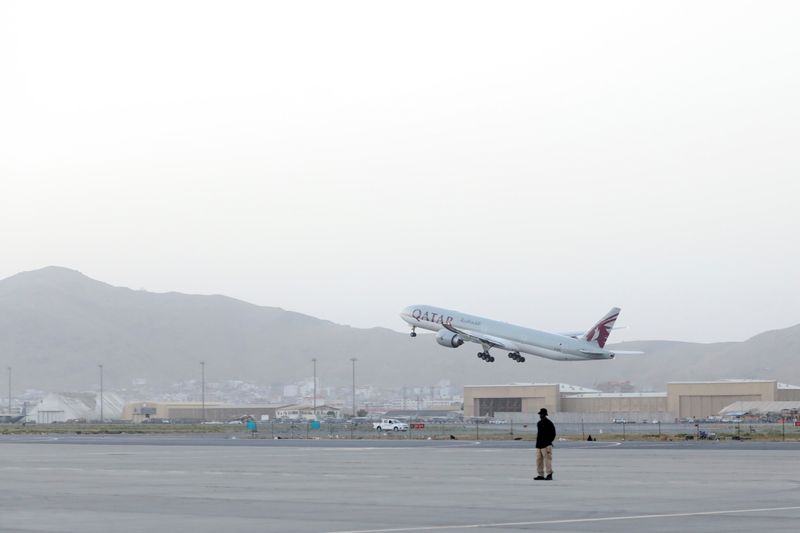 &copy; Reuters. El primer vuelo internacional desde el retiro de las tropas estadounidenses desde Afganistán despega desde el aeropuerto internacional en Kabul, Afganistán. 9 de septiembre, 2021. WANA (West Asia News Agency) via REUTERS ATENCIÓN EDITORES - ESTA IMAGEN