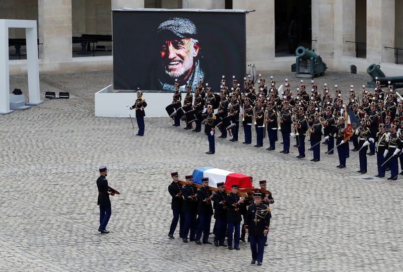 &copy; Reuters. جثمان بلموندو خلال مراسم الجنازة الرسمية في باريس يوم الخميس. تصوير: ايريك جايار - رويترز.