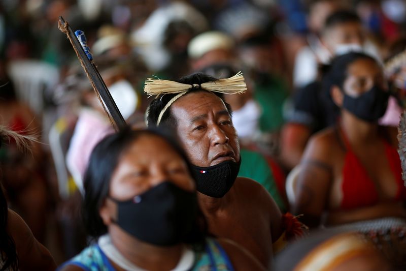 &copy; Reuters. Indígenas assistem ao julgamento do STF em caso histórico sobre os direitos à terra indígena em Brasília
08/09/2021 REUTERS/Adriano Machado