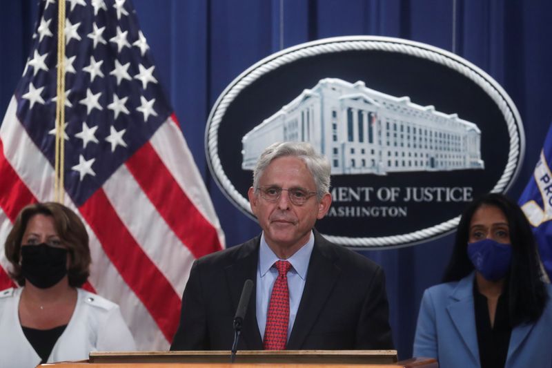 © Reuters. U.S. Attorney General Merrick Garland, accompanied by Deputy Attorney General Lisa Monaco and Associate Attorney General Vanita Gupta, announces a civil lawsuit to sue Texas over its abortion law, during a news conference at the Justice Department in Washington, D.C., U.S., September 9, 2021. REUTERS/Leah Millis
