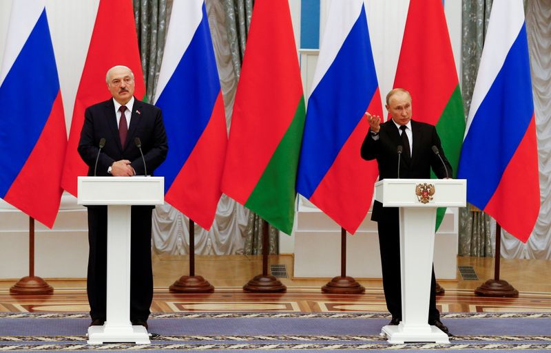 &copy; Reuters. Russian President Vladimir Putin and his Belarusian counterpart Alexander Lukashenko attend a news conference following their talks at the Kremlin in Moscow, Russia September 9, 2021. REUTERS/Shamil Zhumatov