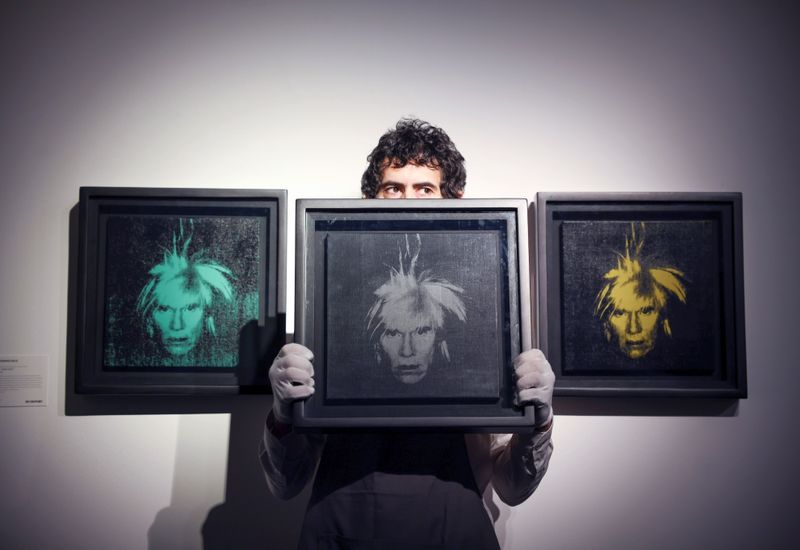 &copy; Reuters. Funcionário de galeria segura quadro de Andy Warhol
16/03/2021
REUTERS/Henry Nicholls