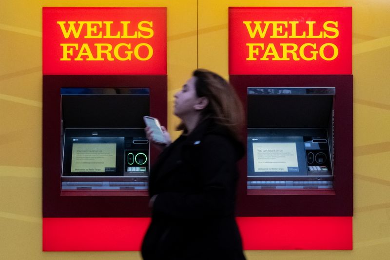 © Reuters. FILE PHOTO: A woman walks past Wells Fargo bank in New York City, U.S., March 17, 2020. REUTERS/Jeenah Moon/File Photo