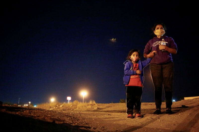 &copy; Reuters. FOTO DE ARCHIVO: Una migrante en busca de asilo de Honduras y su hija antes de cruzar el río Bravo para entregarse a los agentes de la Patrulla Fronteriza de los Estados Unidos para solicitar asilo en El Paso, Texas, Estados Unidos, en Ciudad Juárez. 11