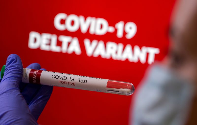 &copy; Reuters. FILE PHOTO: FILE PHOTO: A person holds a test tube labelled 'COVID-19 Test Positive' in front of displayed words 'COVID-19 Delta variant' in this illustration taken August 31, 2021. REUTERS/Dado Ruvic/Illustration/File Photo/File Photo