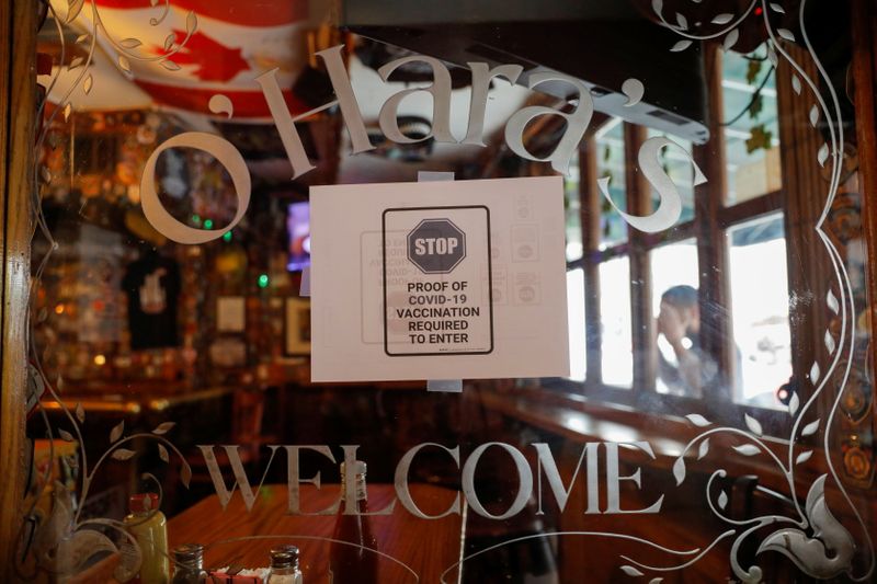 &copy; Reuters. Signage is seen in the entrance of O'Hara's, a bar near the World Trade Center, as the vaccine mandate commenced during the outbreak of the coronavirus disease (COVID-19) in Manhattan, New York City, U.S., August 17, 2021. REUTERS/Andrew Kelly