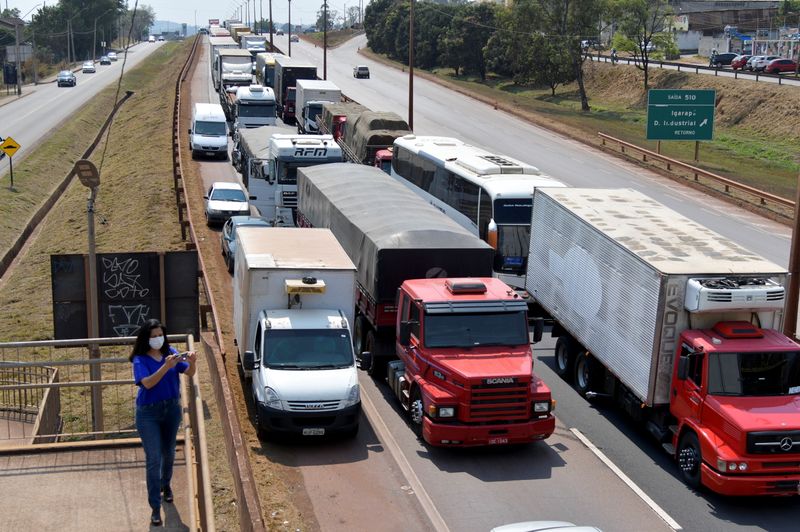 &copy; Reuters.     ブラジルのボルソナロ大統領は９日、全国の高速道路でストを実施している大統領支持派のトラック運転手が、１２日の封鎖解除で合意したと述べた。写真は同日撮影（２０２１年　ロ