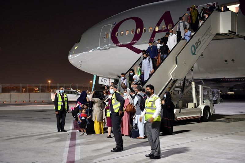 © Reuters. 　アフガニスタンの首都カブールの空港から外国人など民間人を乗せたカタール航空のドーハ行き便が９日出発した。写真はドーハに到着したカタール航空機。９日撮影（２０２１年　ロイター/Nooman Ben Amor）