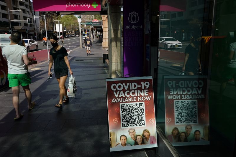 &copy; Reuters. FOTO DE ARCHIVO: Un cartel anuncia vacunas contra la COVID-19 disponibles en una farmacia del centro de Sídney, Australia, el 9 de septiembre de 2021. REUTERS/Loren Elliott