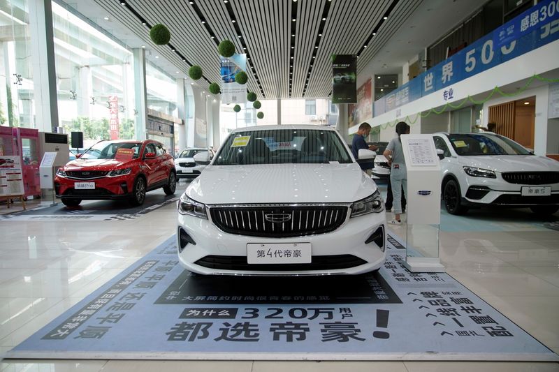 &copy; Reuters. 　９月１０日、中国汽車工業協会（ＣＡＡＭ）が発表した８月の国内自動車販売台数は前年同期比１７．８％減の１８０万台だった。上海の販売店で先月１７日撮影（２０２１年　ロイター