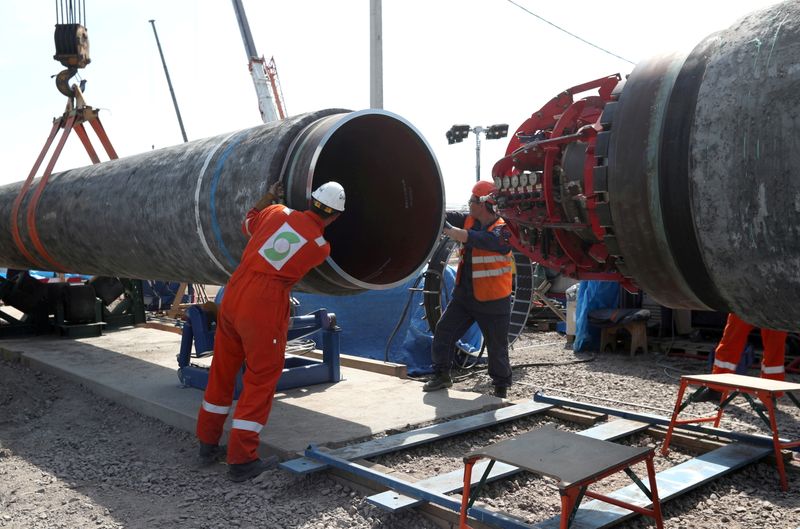 &copy; Reuters. FOTO DE ARCHIVO: Trabajadores en el sitio de construcción del gasoducto Nord Stream 2, cerca de la ciudad de Kingisepp, región de Leningrado, Rusia, 5 de junio de 2019. REUTERS/Anton Vaganov