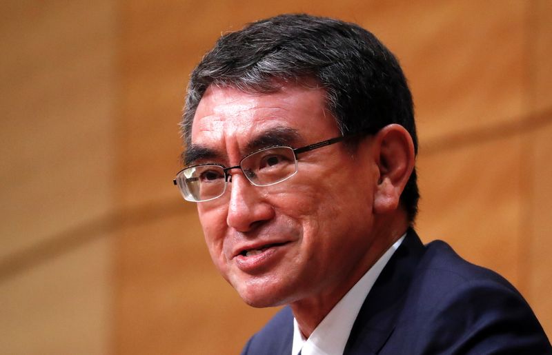 &copy; Reuters. Taro Kono, ministro giapponese per la vaccinazione contro il coronavirus, a Tokyo. REUTERS/Issei Kato