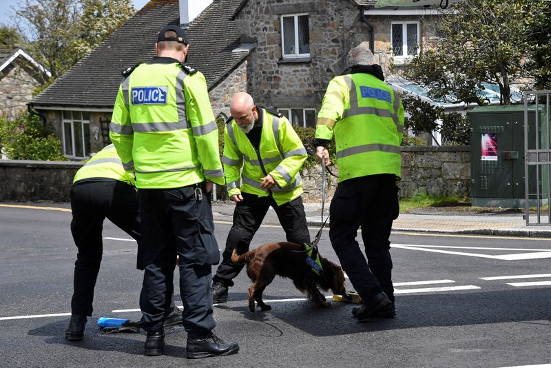 &copy; Reuters. قوات أمن ومعها كلب مدرب تمشط أحد الشوارع في كرونويل بجنوب غرب بريطانيا. رويترز