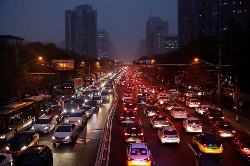 &copy; Reuters. Traffico presso le strade di Pechino, in Cina. REUTERS/Thomas Peter