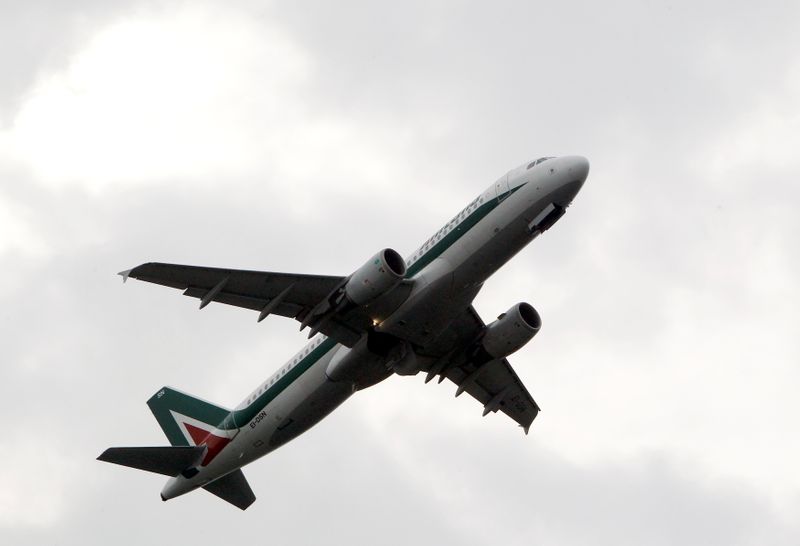 &copy; Reuters. FILE PHOTO: An Alitalia plane takes off at Linate airport in Milan, October 10, 2013. REUTERS/Alessandro Garofalo