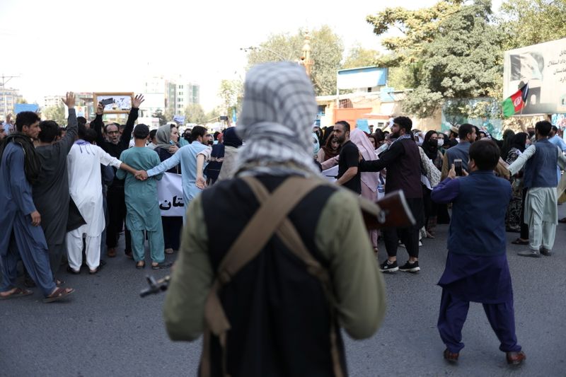 &copy; Reuters. عناصر من طالبان تتصدى لمظاهرة في كابول يوم 7 سبتمبر أيلول 2021. صورة لوكالة أنباء غرب آسيا حصلت عليها رويترز من طرف ثالث
