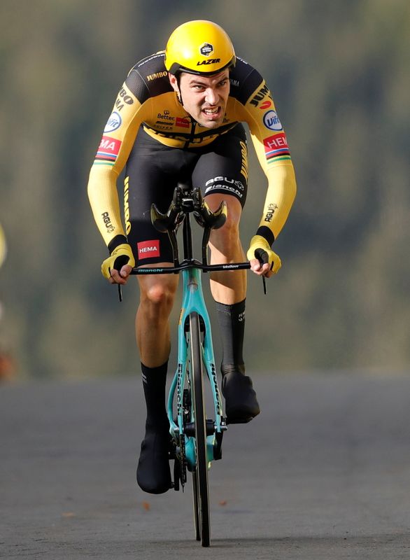 &copy; Reuters. متسابق الدراجات الهولندي توم دومولين ومتسابق فريق جامبو-فيسما  يشارك في سباق فرنسا. صورة من أرشيف رويترز.