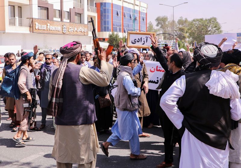 &copy; Reuters. Las fuerzas talibanes intentan detener a los manifestantes, mientras gritan consignas durante una protesta contra Pakistán, cerca de la embajada de Pakistán en Kabul, Afganistán, 7 de septiembre de 2021. REUTERS/Stringer