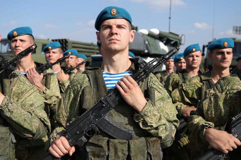&copy; Reuters. Miembros del servicio ruso asisten a la ceremonia de apertura del ejercicio militar Zapad-2021, organizado por las fuerzas armadas de Rusia y Bielorrusia en el campo de entrenamiento Obuz-Lesnovsky en la región de Brest, Bielorrusia, 9 de septiembre de 2