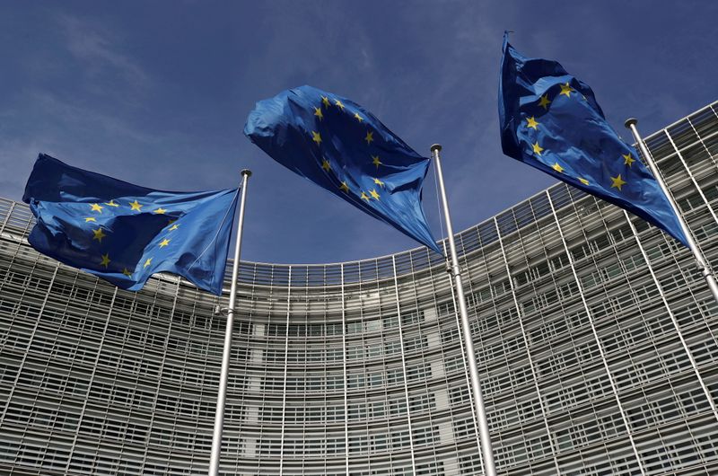 &copy; Reuters. Bandeiras da UE na sede da Comissão Europeia em Bruxelas, Bélgica
24/03/2021. 
REUTERS/Yves Herman