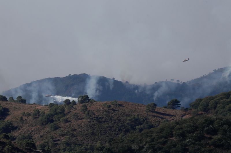 &copy; Reuters. Aviones de extinción de incendios  descargan agua sobre un incendio en la montaña de Sierra Bermeja, en Estepona, España, 10 de septiembre de 2021. REUTERS/Jon Nazca