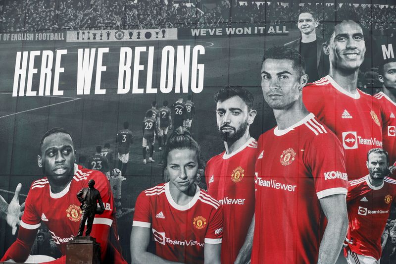 &copy; Reuters. Cartel publicitario de Cristiano Ronaldo y sus compañeros del Manchester United a las afueras del estadio de Old Trafford, Manchester, Reino Unido. 9 septiembre 2021. REUTERS/Phil Noble
