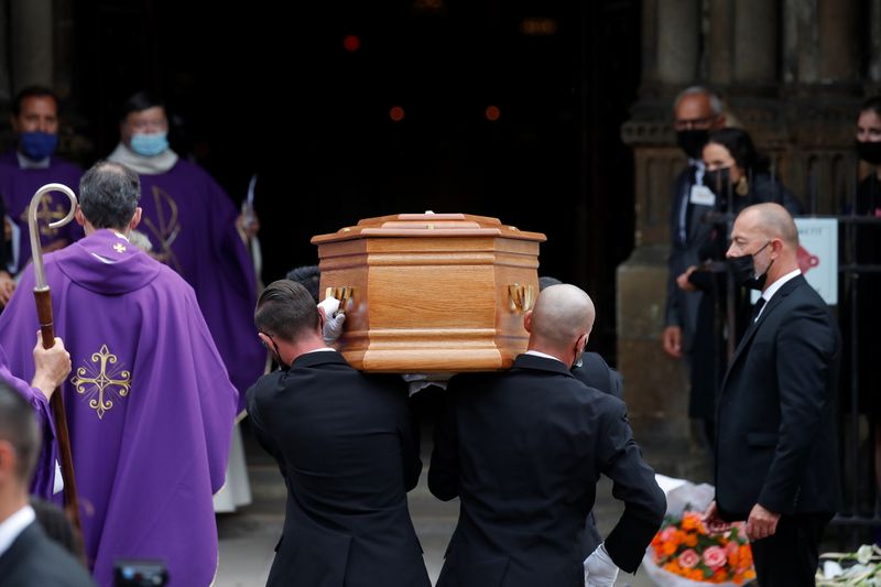 &copy; Reuters. Portadores llevan el ataúd del fallecido actor francés Jean-Paul Belmondo en el inicio de la ceremonia fúnebre en la iglesia Saint-Germain-des-Pres en París, Francia. 10 de septiembre, 2021. REUTERS/Gonzalo Fuentes