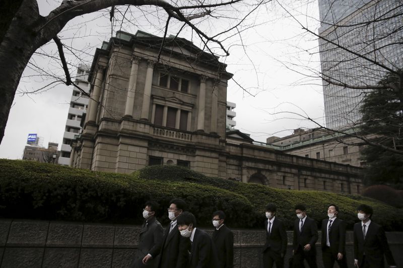 &copy; Reuters. Grupo de homens caminha em frente à sede do banco central do Japão, em Tóquio
15/02/2016
REUTERS/Thomas Peter