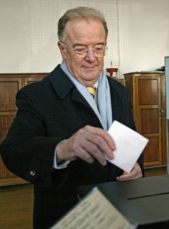 &copy; Reuters. Foto de arquivo do ex-presidente de Portugal Jorge Sampaio votando em Lisboa na eleição geral realizada no país em 2005
20/02/2005 REUTERS/Miguel Vida 