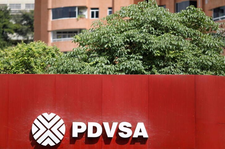 &copy; Reuters. Foto de archivo del logo de PDVSA en una gasolinera en Caracas 
Nov 16, 2017. REUTERS/Marco Bello/