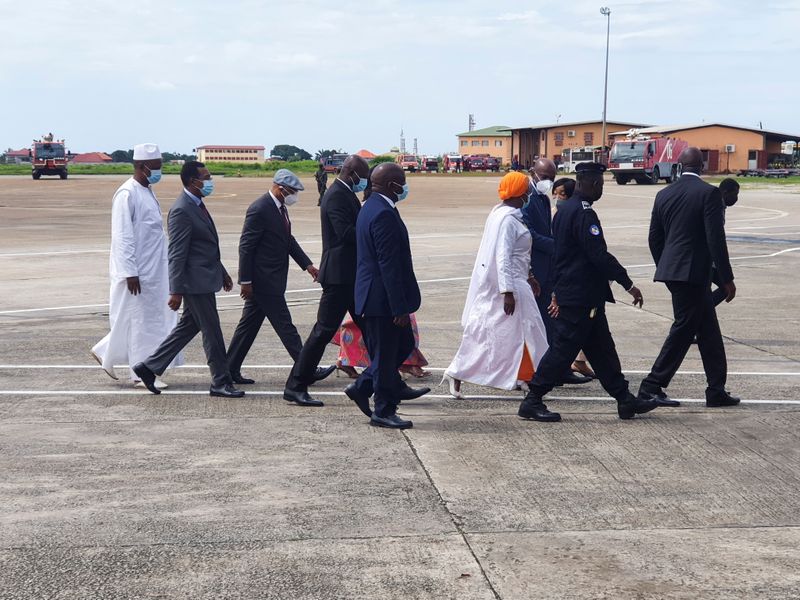 &copy; Reuters. وفد إيكواس لدى وصوله إلى غينيا يوم الجمعة. تصوير: سليماني كامارا - رويترز. محظور إعادة بيع الصورة أو وضعها في أرشيف.