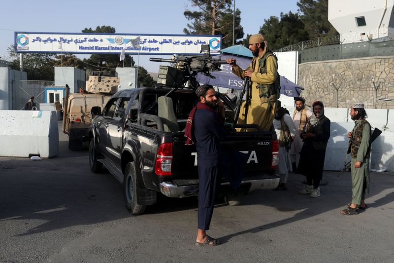 &copy; Reuters. L'entrée de l'aéroport international de Kaboul. La France a évacué vendredi 49 personnes de Kaboul et assure qu'elle poursuivra les évacuations, notamment pour aider les "Afghanes et Afghans particulièrement menacés à raison de leurs engagements" 