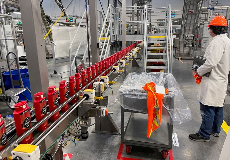 &copy; Reuters. FOTO DE ARCHIVO: Una persona trabaja con robots en la fábrica de Procter &amp; Gamble en Tabler Station, Virginia Occidental