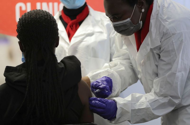 &copy; Reuters. Agente de saúde vacina jovem durante lançamento da etapa sul-africana do teste global de Fase III da vacina contra a Covid-19 da Sinovac em crianças e adolescentes, em Pretória, África do Sul
10/09/2021 REUTERS/Siphiwe Sibeko
