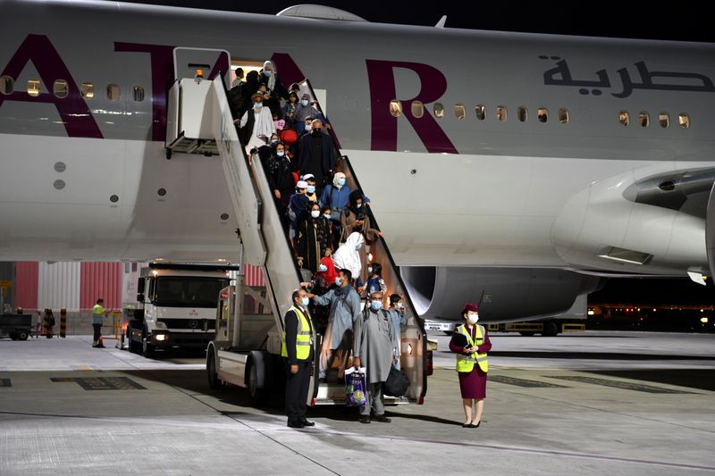 &copy; Reuters. مسافرون لدى وصولهم إلى مطار الدوحة قادمين من أفغانستان يوم الخميس. تصوير رويترز. محظور إعادة بيع الصورة أو وضعها في أرشيف.