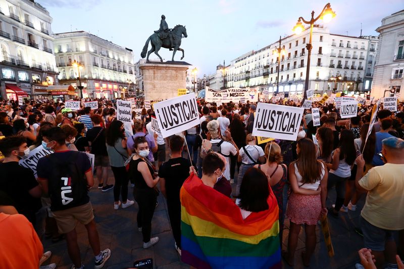 &copy; Reuters. Activistas y simpatizantes LGBTIQ sostienen carteles durante una protesta contra los crímenes homófobos, en la plaza de la Puerta del Sol en Madrid, España, 8 de septiembre de 2021. En las pancartas se lee '¡Justicia!'. REUTERS/Sergio Pérez