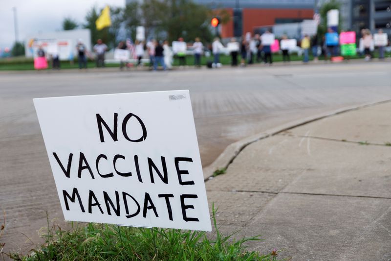 &copy; Reuters. FILE PHOTO: A sign against the coronavirus disease (COVID-19) vaccine mandates is seen in the grass during a protest against coronavirus disease (COVID-19) vaccine mandates at Summa Health Hospital in Akron, Ohio, U.S., August 16, 2021.   REUTERS/Stephen 