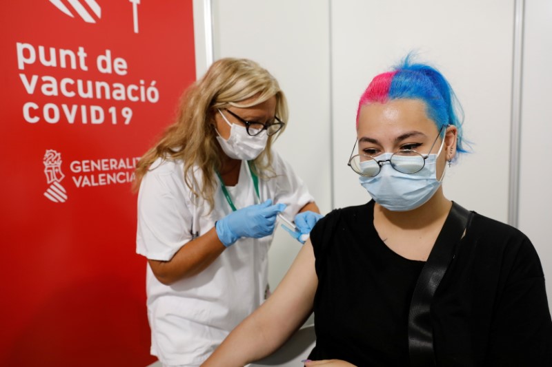 &copy; Reuters. FOTO DE ARCHIVO: Una mujer recibe una dosis de la vacuna BioNTech de Pfizer durante la campaña contra la enfermedad del coronavirus (COVID-19) en el grupo de edad de 20 a 29 años en el centro de vacunación de la Ciudad de las Artes y las Ciencias en Va