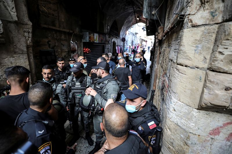 &copy; Reuters. أفراد من قوات الأمن الإسرائيلية في موقع قتل مهاجم فلسطيني في البلدة القديمة بالقدس يوم الجمعة. تصوير: عمار عوض - رويترز. 