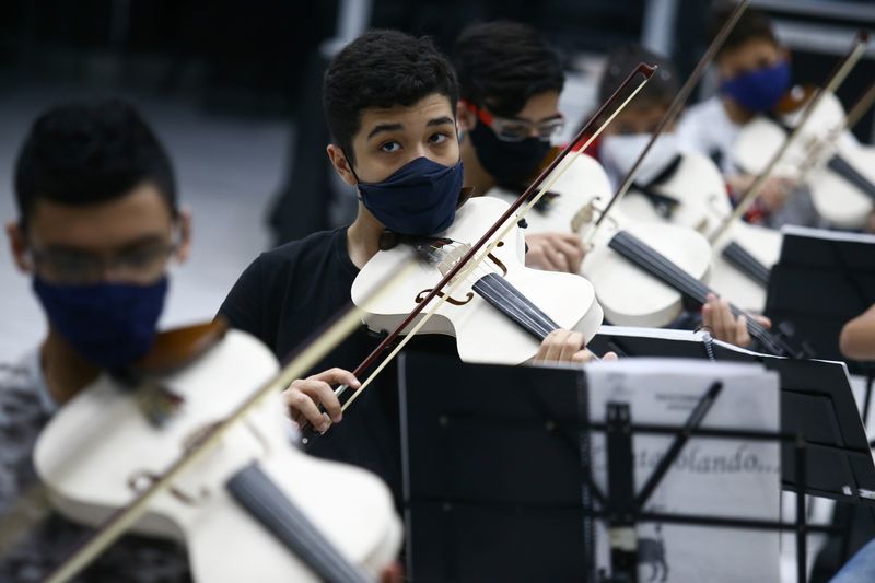 &copy; Reuters. Foto de estudiantes de música tocando con violines fabricados con tubos de PVC en Santo Andre, Brasil 
Sept 8, 2021. 
REUTERS/Carla Carniel