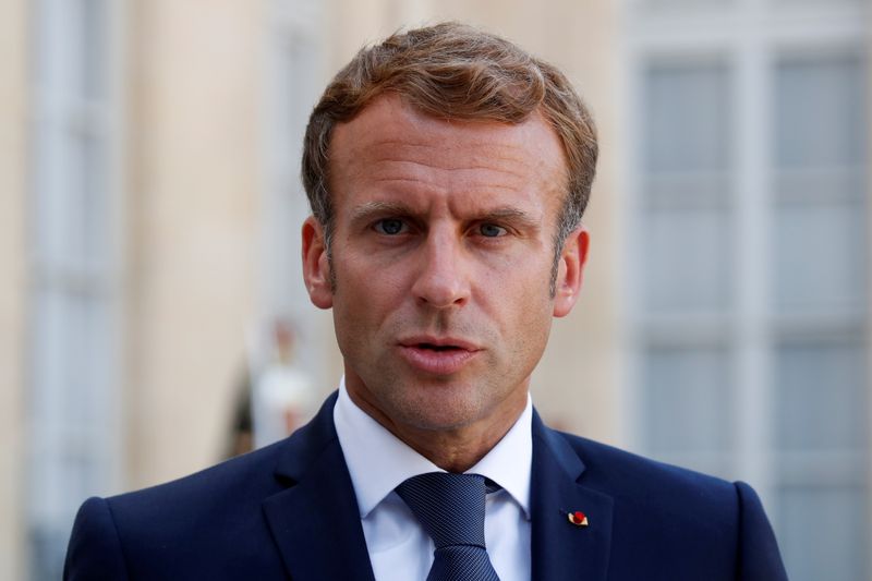 &copy; Reuters. Emmanuel Macron a salué vendredi la formation d'un nouveau gouvernement au Liban, "étape indispensable" selon lui "pour prendre les mesures d'urgence que les Libanais attendent". /Photo prise le 6 septembre 2021/REUTERS/Gonzalo Fuentes