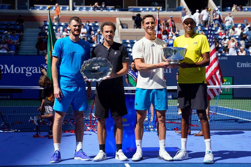 &copy; Reuters. (Da esquerda para a direita) Jamie Murray, Bruno Soares, Joe Salisbury e Rajeev Ram posam com seus troféus após final de duplas do US Open
10/09/2021
Danielle Parhizkaran-USA TODAY Sports