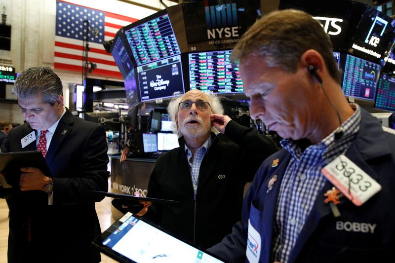 &copy; Reuters. La Bourse de New York a fini en nette baisse vendredi. L'indice Dow Jones a cédé 0,78%, le S&P-500, plus large, a perdu 0,77% et le Nasdaq Composite a reculé de 0,87%. /Photo prise le 10 septembre 2021/REUTERS/Brendan McDermid