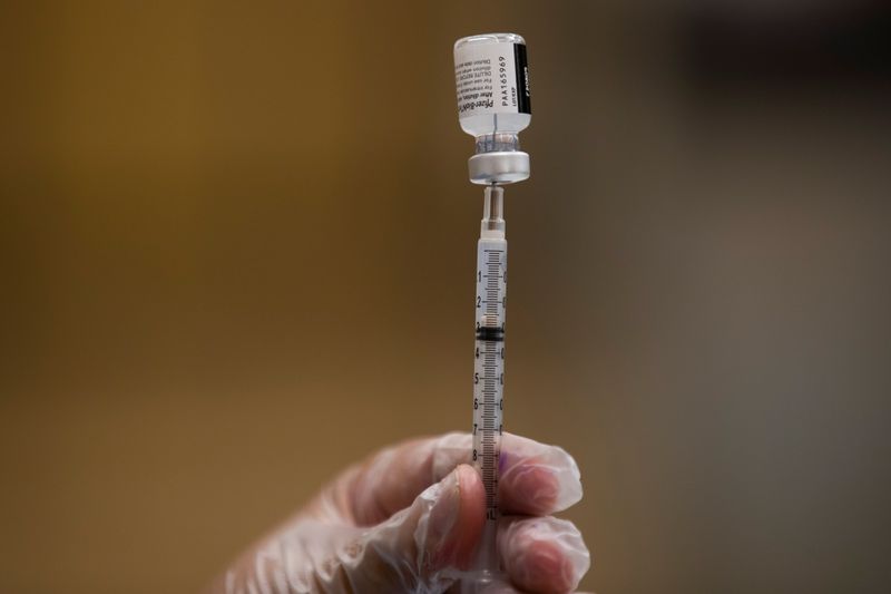 © Reuters. FILE PHOTO: A nurse fills a syringe with Pfizer vaccine as mobile vaccination teams begin visiting every Los Angeles Unified middle and high school campus to deliver first and second doses of the coronavirus disease (COVID-19) vaccines in Los Angeles, California, U.S., August 30, 2021. REUTERS/Mike Blake