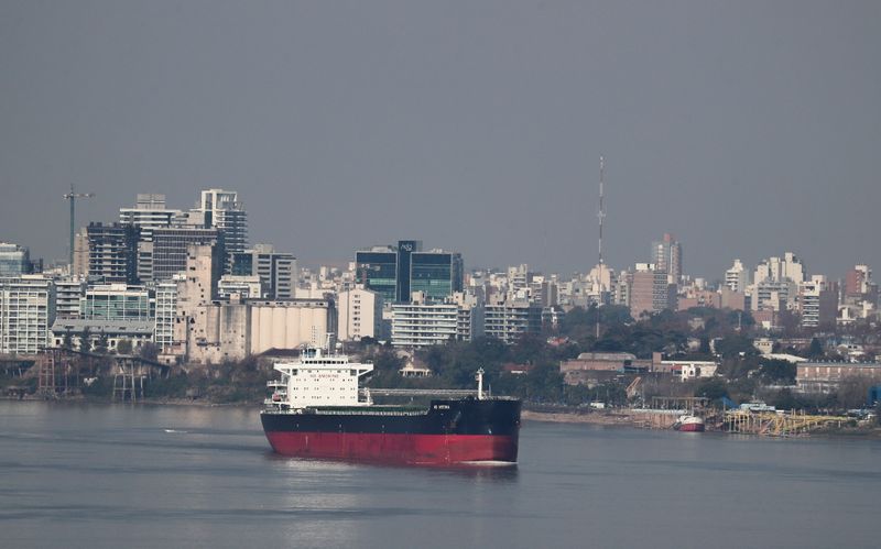 &copy; Reuters. Navio navega nas águas do rio Paraná, em Rosário, Argentina
08/07/2021
REUTERS/Agustin Marcarian