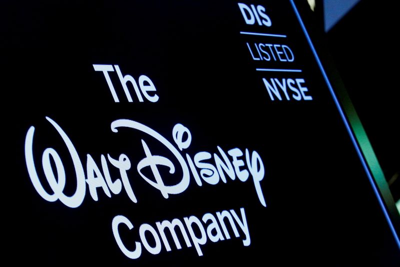 &copy; Reuters. شاشة تعرض شعار شركة والت ديزني في نيويورك. صورة من أرشيف رويترز